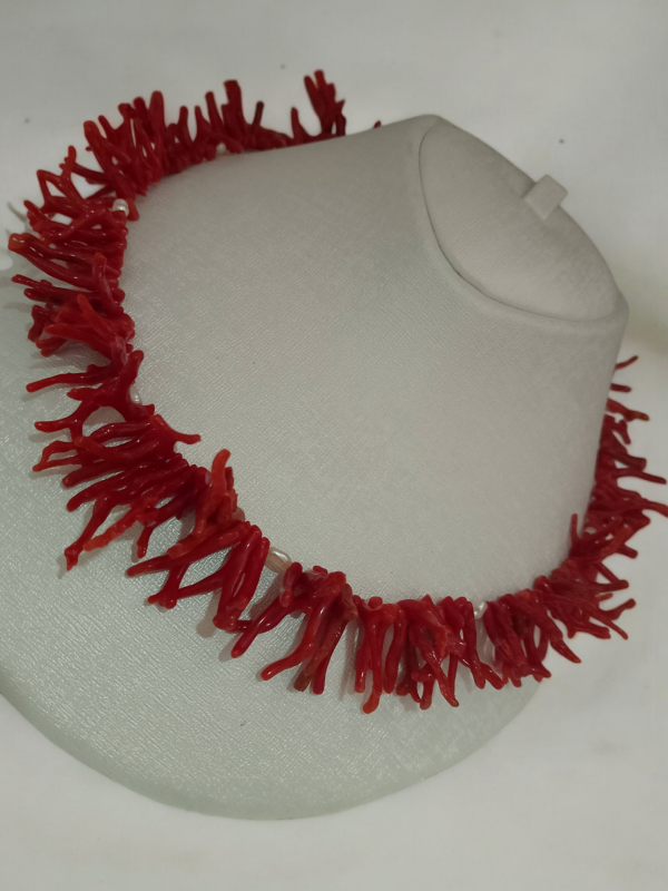 تألقي بعقد فاخر بالمرجان واللؤلؤ – لمسة أنثوية لا تقاوم