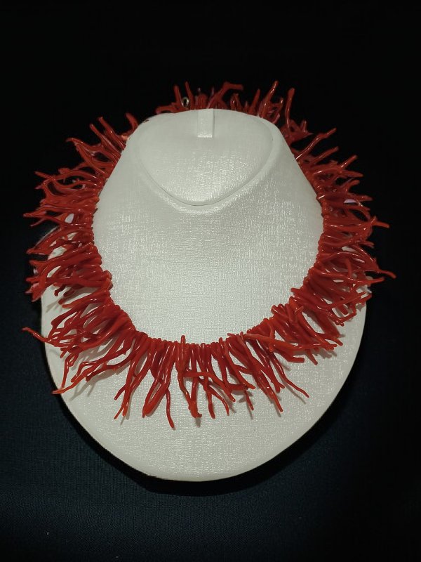 تميّزي بإطلالة لا تتكرر مع عقد مصنوع يدويًا من المرجان 🪸